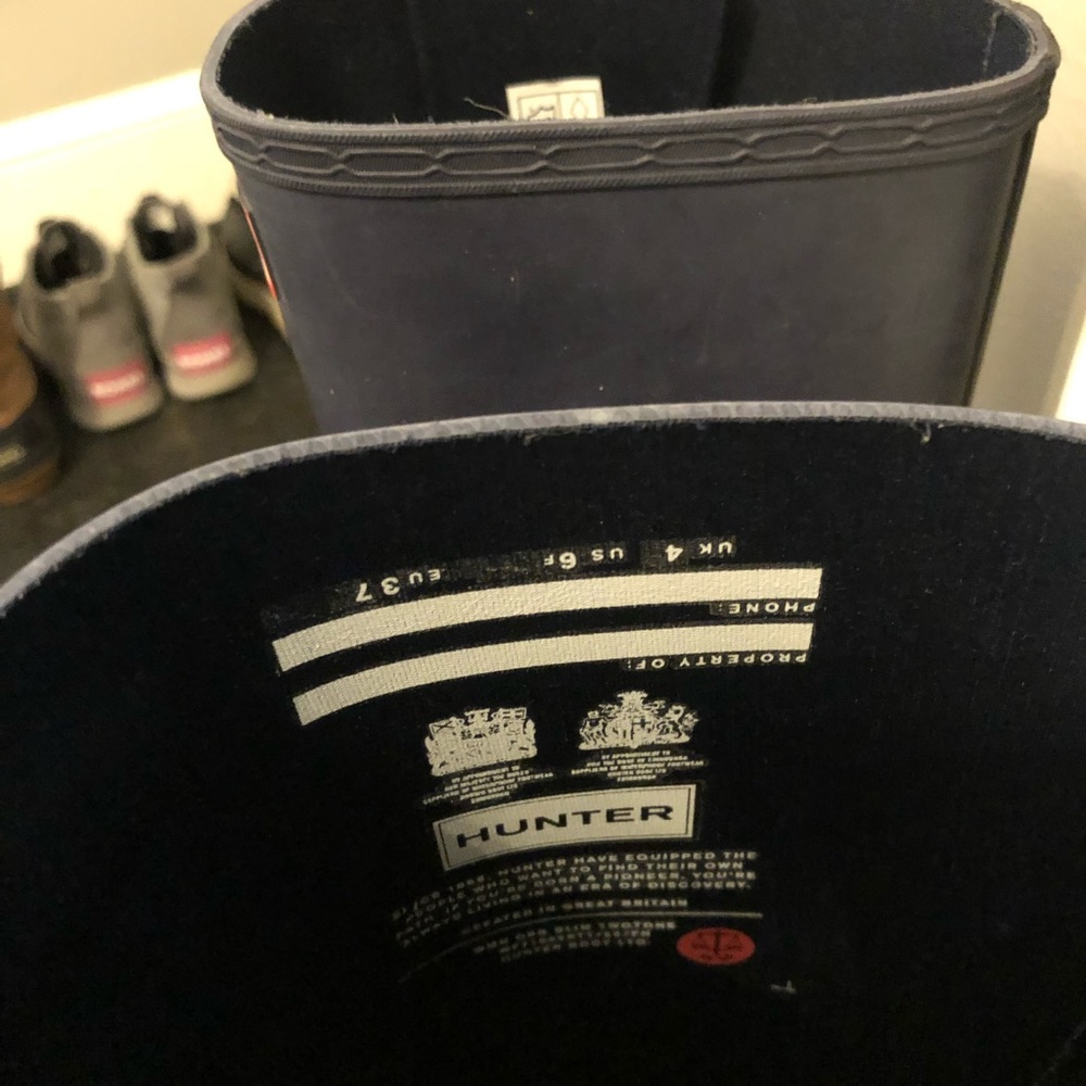 Hunter navy blue and black boots. In great condition, wore them less than 10x.